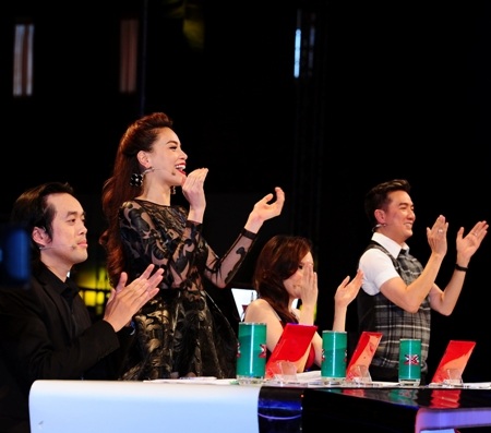 Sau thời gian đầu ái ngại, các giám khảo đã tỏ ra hứng thú với các nhóm ca