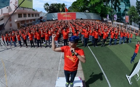 Xúc động với MV “Những trái tim Việt Nam” của hàng trăm nghệ sỹ - 4 Cùng hơn 1000 sinh viên và khán giả tham gia