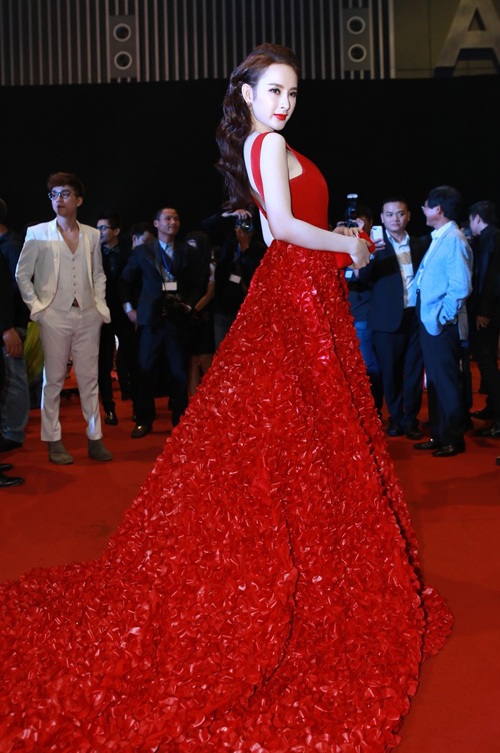 Tiếp tục là một trong 10 ngôi sao mặc đẹp của