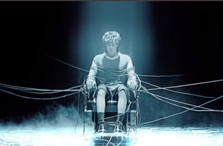 Ngôi sao phim “Giày thủy tinh” tái xuất với MV “18 years” - 1 Những hình ảnh được hé lộ trong MV