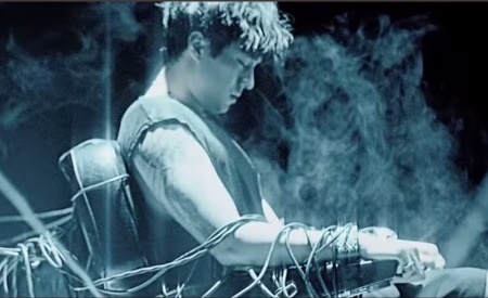 Ngôi sao phim “Giày thủy tinh” tái xuất với MV “18 years” - 2 Những hình ảnh được hé lộ trong MV