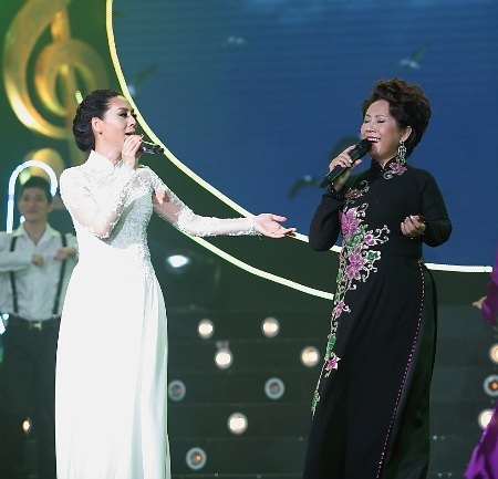 Hai mẹ con ca sỹ Phương Dung - Phương Vy trên sân khấu