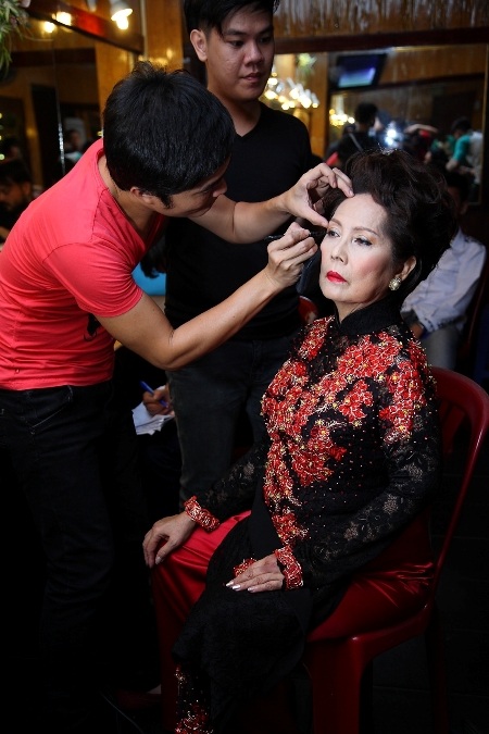 Trước đó, hai nữ danh ca được chăm sóc chu đáo trong hậu trường cho đêm diễn kỷ niệm