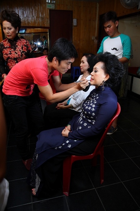 Trước đó, hai nữ danh ca được chăm sóc chu đáo trong hậu trường cho đêm diễn kỷ niệm