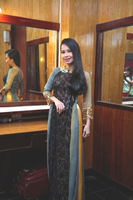 Cẩm Ly và Phi Nhung cũng tới sớm để trang điểm 