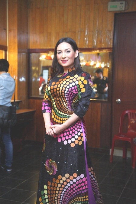 Cẩm Ly và Phi Nhung cũng tới sớm để trang điểm 