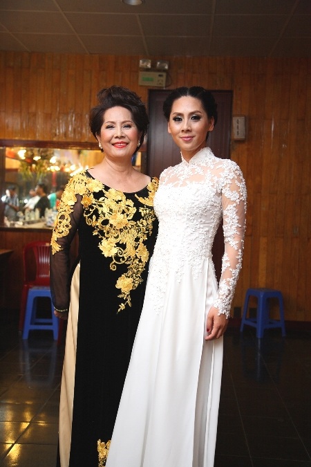 Cẩm Ly và Phi Nhung cũng tới sớm để trang điểm 