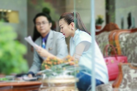 Nữ siêu mẫu trao đổi công việc với một chàng trai