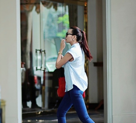 Sau khi kết thúc buổi làm việc, Thanh Hằng vào một quán ăn dùng bữa cùng với bạn