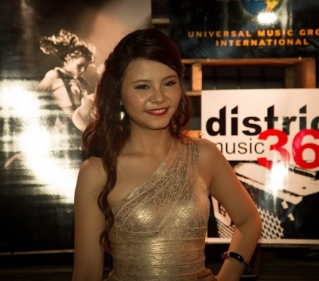 Tia Hải Châu hạnh phúc trong ngày ra mắt sản phẩm đầu tay của mình 