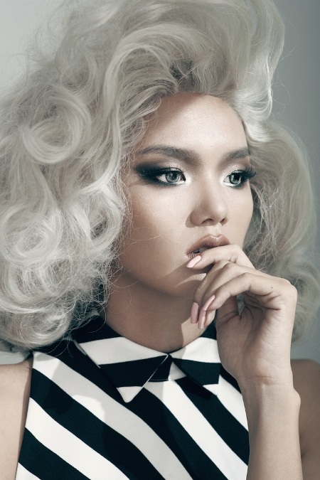 Thanh Thảo gợi cảm với mốt chấm bi, kẻ sọc - 8 Trí Hòa