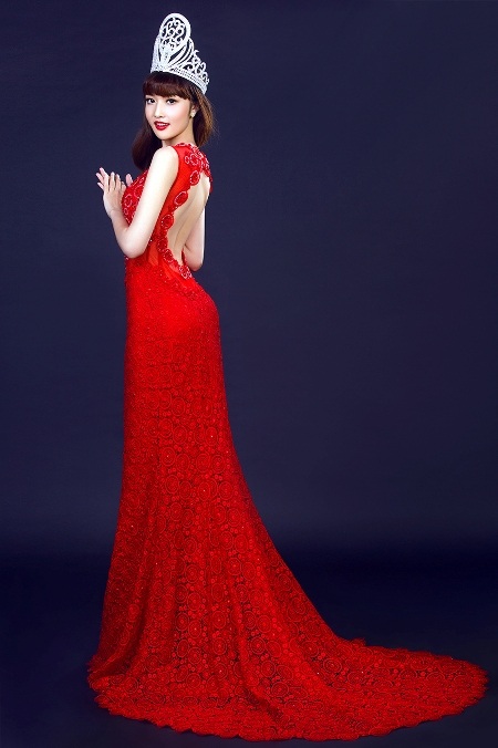 Hoa hậu Triệu Thị Hà: “Ba mẹ muốn tôi dứt khoát tình cảm với cháu trai cô Kim Hồng” - 1 Triệu Thị Hà bất ngờ với những bài phỏng vấn liên quan đến ba mẹ cô