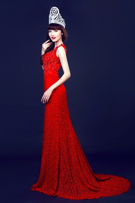 Hoa hậu Triệu Thị Hà: “Ba mẹ muốn tôi dứt khoát tình cảm với cháu trai cô Kim Hồng” - 2 Người đẹp cho biết, cô đã gọi điện về nhà và ba mẹ cũng bất ngờ về những thông tin này