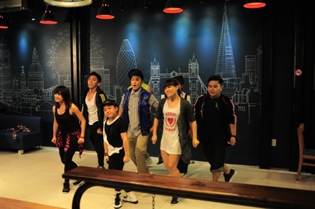 Hình ảnh vui nhộn của các vũ công trong MV