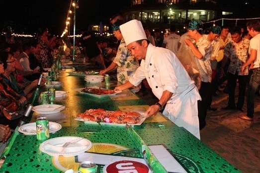 Đại tiệc “Up cùng hải sản” đạt kỷ lục bàn tiệc dài nhất châu Á - 6 Đại diện Ban tổ chức cùng bật nắp khui 7UP để khai mạc đại tiệc hoành tráng.