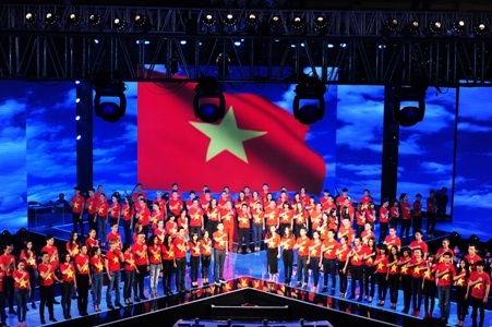 Tiết mục mở màn hoành tráng với bản hợp ca