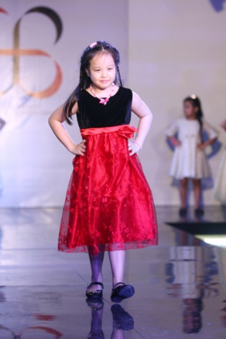 Ba công chúa nhà Thúy Hằng - Thúy Hạnh "điệu đà" trên sàn catwalk - 3 Suli - Cô công chúa lớn nhà Thúy Hạnh tuy hơi ngại ngùng nhưng vẫn sải bước rất chuyên nghiệp