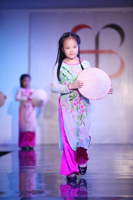 Ba công chúa nhà Thúy Hằng - Thúy Hạnh "điệu đà" trên sàn catwalk - 4 Các bé duyên dáng với tà áo dài truyền thống và chiếc nón lá Việt Nam