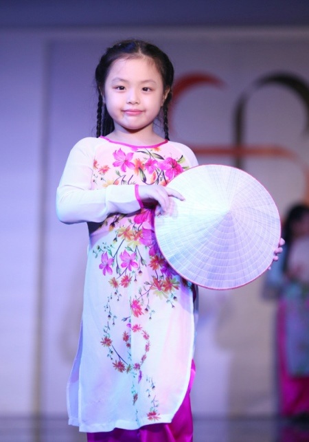 Ba công chúa nhà Thúy Hằng - Thúy Hạnh "điệu đà" trên sàn catwalk - 5 Các bé duyên dáng với tà áo dài truyền thống và chiếc nón lá Việt Nam