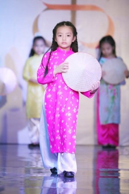 Ba công chúa nhà Thúy Hằng - Thúy Hạnh "điệu đà" trên sàn catwalk - 6 Các bé duyên dáng với tà áo dài truyền thống và chiếc nón lá Việt Nam
