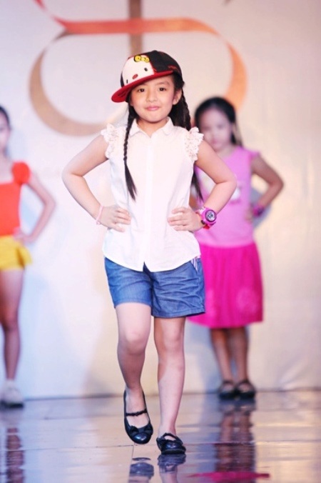 Ba công chúa nhà Thúy Hằng - Thúy Hạnh "điệu đà" trên sàn catwalk - 10 Ba cô công chúa còn biết cách tạo dáng làm điệu trên sân khấu