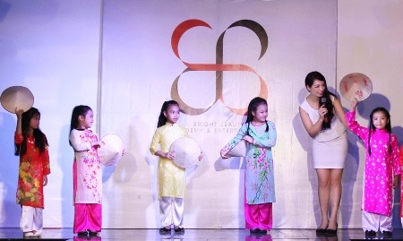 Ba công chúa nhà Thúy Hằng - Thúy Hạnh "điệu đà" trên sàn catwalk - 13 Ba cô công chúa còn biết cách tạo dáng làm điệu trên sân khấu