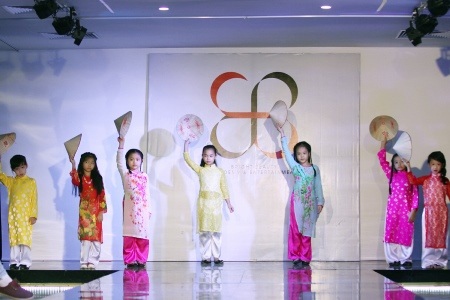 Ba công chúa nhà Thúy Hằng - Thúy Hạnh "điệu đà" trên sàn catwalk - 14 Ba cô công chúa còn biết cách tạo dáng làm điệu trên sân khấu