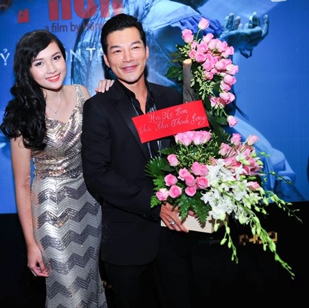 Trương Ngọc Ánh tặng hoa chúc mừng chồng cũ