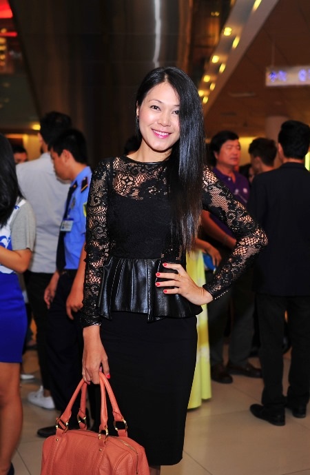 Nữ diễn viên Đinh Y Nhung cũng giản dị đến xem buổi công chiếu của phim.