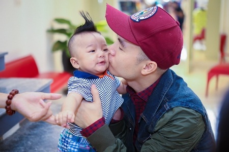 Đỗ Mạnh Cường khoe con trai nuôi 5 tháng tuổi - 1 Sự xuất hiện bất ngờ của con trai nuôi Đỗ Mạnh Cường khiến nhiều người chú ý và thích thú.