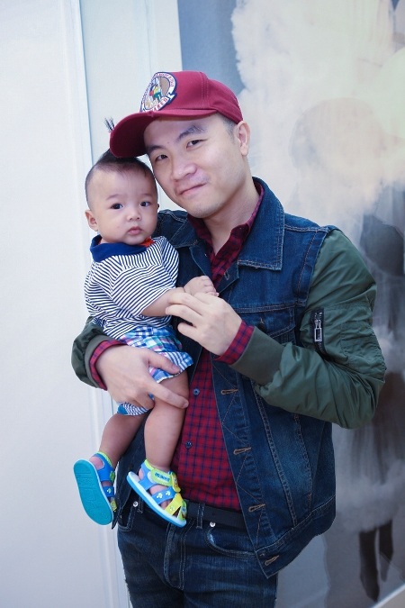 Đỗ Mạnh Cường khoe con trai nuôi 5 tháng tuổi - 2 Sự xuất hiện bất ngờ của con trai nuôi Đỗ Mạnh Cường khiến nhiều người chú ý và thích thú.