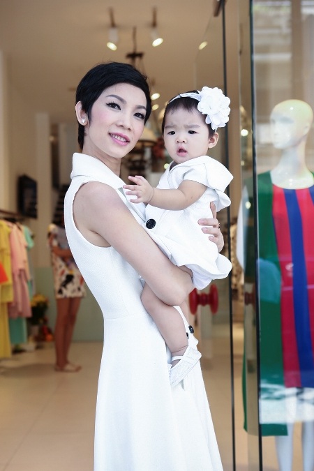 Đỗ Mạnh Cường khoe con trai nuôi 5 tháng tuổi - 3 Sự xuất hiện bất ngờ của con trai nuôi Đỗ Mạnh Cường khiến nhiều người chú ý và thích thú.