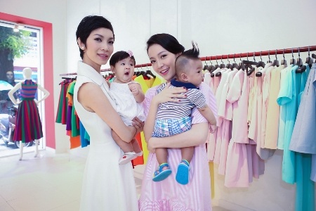 Đỗ Mạnh Cường khoe con trai nuôi 5 tháng tuổi - 6 Cô công chúa của Xuân Lan rất đáng yêu và luôn miệng cười tươi với mọi người.