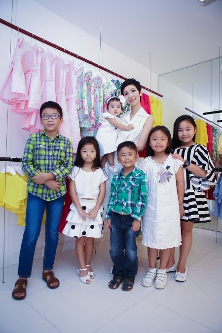 Đỗ Mạnh Cường khoe con trai nuôi 5 tháng tuổi - 12 Cô dắt theo con gái út tên Suka đi cùng để thử đồ cho bé.