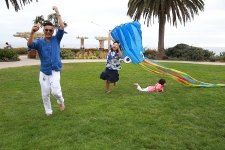 Trong những ngày qua, anh và vợ con đã có chuyến du lịch vui vẻ cùng nhau ở nhiều nơi trên đất Mỹ.