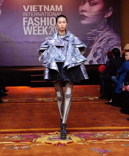 Các người mẫu của Việt Nam trình diễn tự tin trước đông đảo khách mời.
