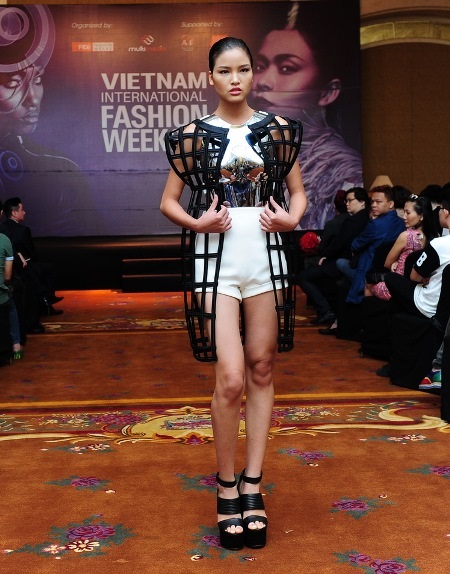 Các người mẫu của Việt Nam trình diễn tự tin trước đông đảo khách mời.