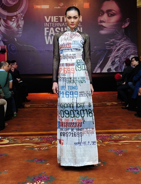 Các người mẫu của Việt Nam trình diễn tự tin trước đông đảo khách mời.