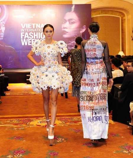 Các người mẫu của Việt Nam trình diễn tự tin trước đông đảo khách mời.