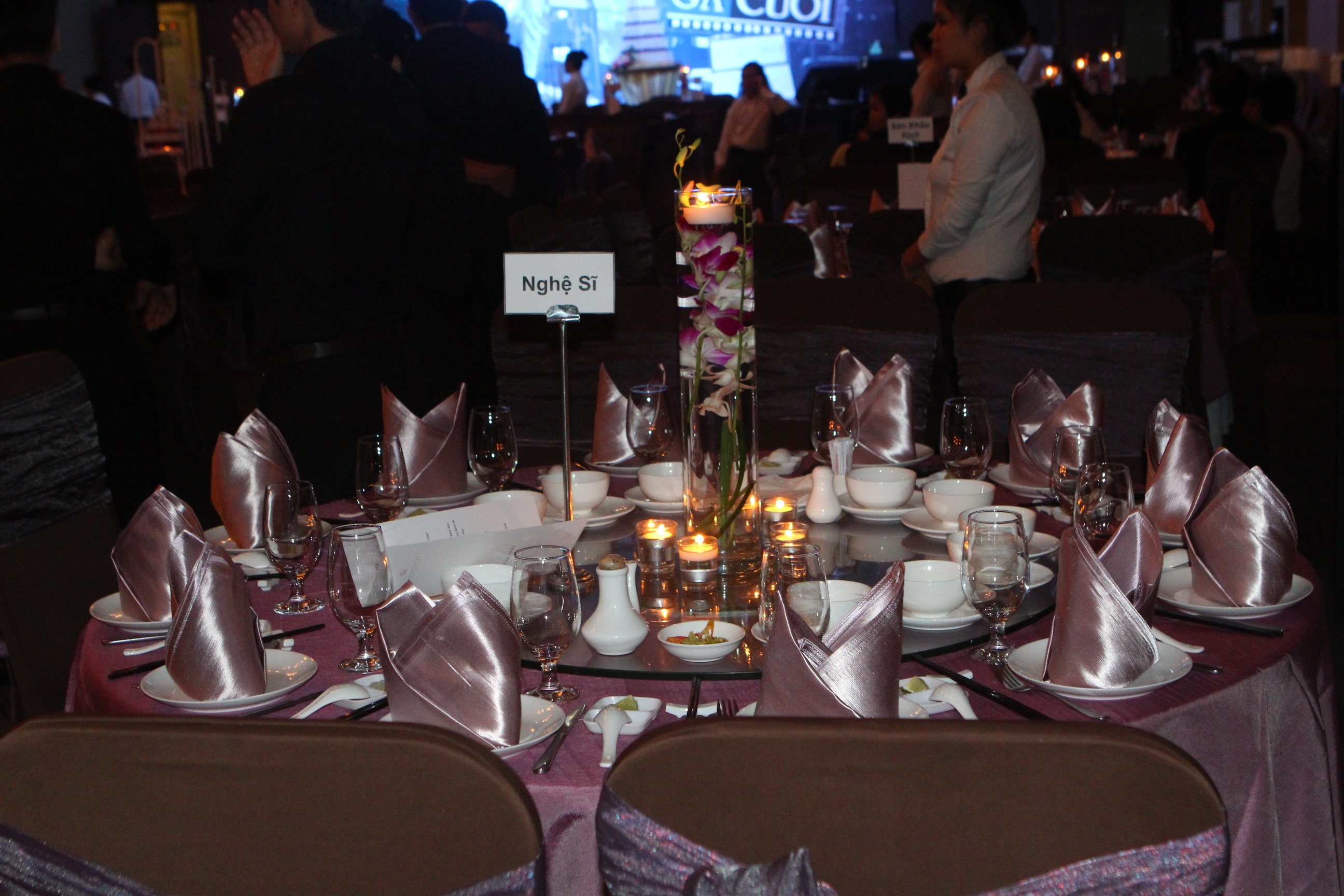 Bàn tiệc dành cho các khách mời là nghệ sỹ cũng được trang trí rất bắt mắt.