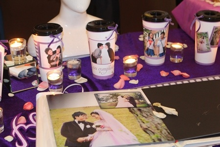 Bàn tiệc dành cho các khách mời là nghệ sỹ cũng được trang trí rất bắt mắt.