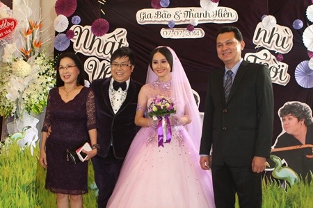 NSƯT Kim Xuân và NSƯT Hữu Châu chụp ảnh cùng cô dâu chú rể