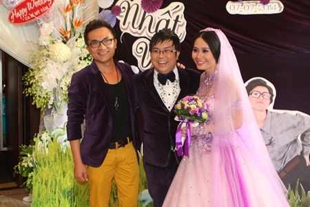 Diễn viên hài Đại Nghĩa vui vẻ chúc mừng đàn em của mình.