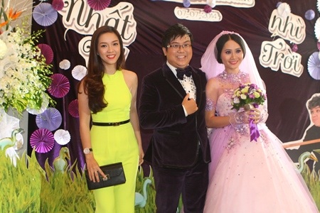 Ca sỹ Đinh Hương nổi bật với trang phục màu vàng đến dự tiệc cưới.