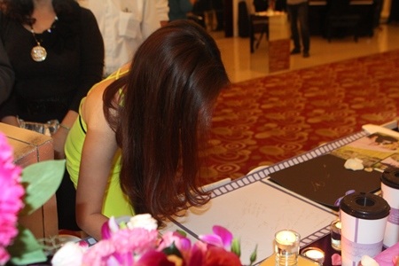 Ca sỹ Đinh Hương nổi bật với trang phục màu vàng đến dự tiệc cưới.