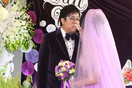 Cô dâu nhẹ nhàng lấy khăn lau mồ hôi cho tân lang của mình.