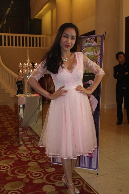 Nữ diễn viên Ốc Thanh Vân giản dị trong chiếc váy ngắn đến chúc mừng Gia Bảo.