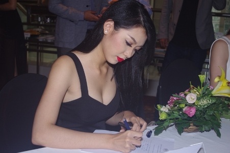 Một thí sinh đăng ký thông tin cá nhân tại buổi công bố cuộc thi.