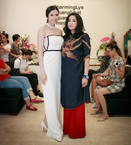 Hoa hậu Ngọc Hân rạng rỡ bên Thanh Lam, Tùng Dương - 6 Người đẹp không quên xem và lựa chọn những trang phục tại cửa hàng thời trang mới khai trương.