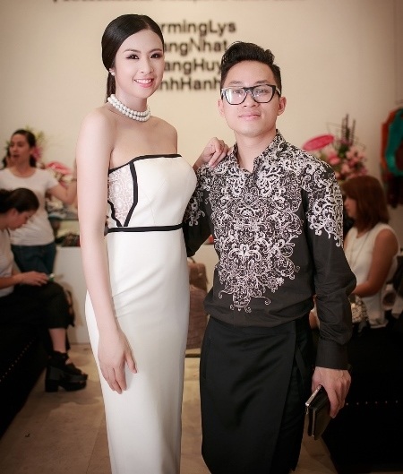 Hoa hậu Ngọc Hân rạng rỡ bên Thanh Lam, Tùng Dương - 7 Ca sĩ Tùng Dương cũng có mặt tại buổi khai trương chuỗi cửa hàng thời trang này.